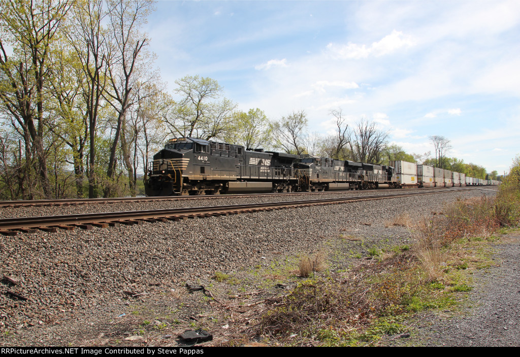 NS 4410 on the point of train 25G coming through Cove PA